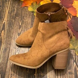NWT Universal Thread heeled booties